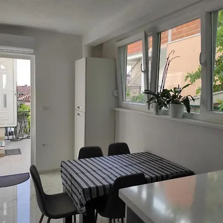Apartments Pomalo Guest house 3*