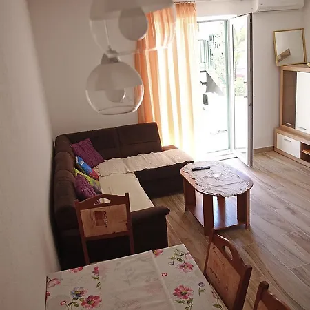 Apartments Pomalo بيت ضيافة