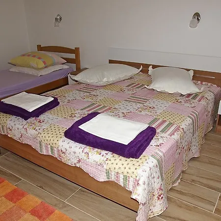 Apartments Pomalo بيت ضيافة