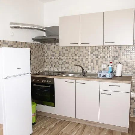 Apartments Pomalo بيت ضيافة 3*